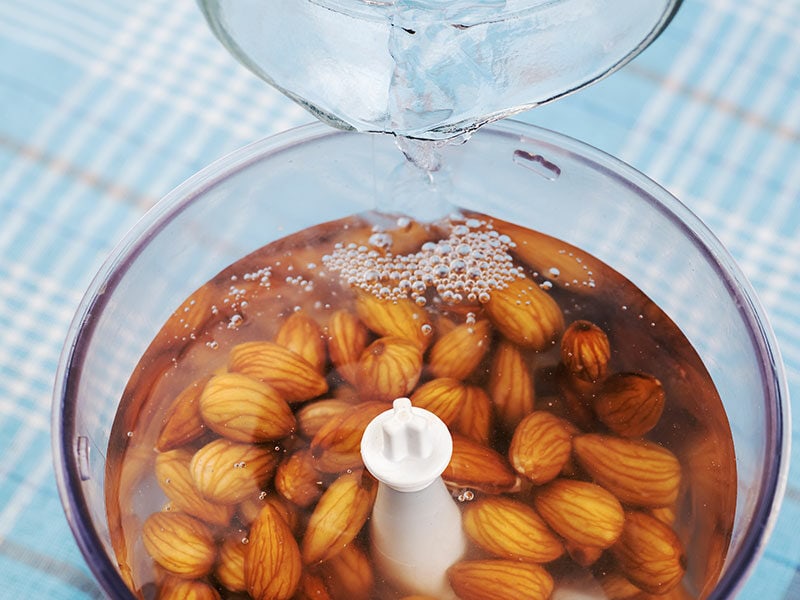  Almonds Blender With Water