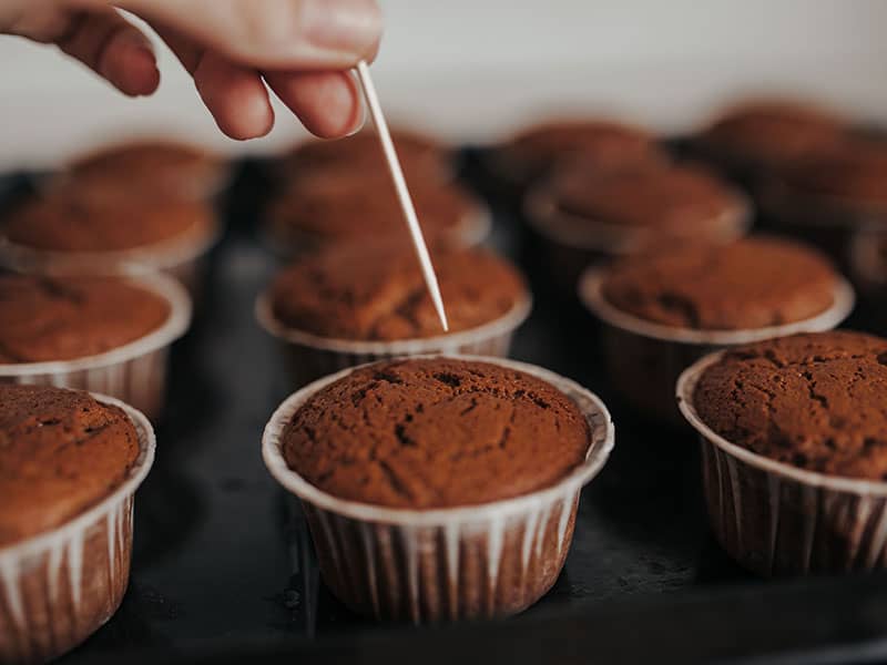  Vérifiez le gâteau par cure-dent 