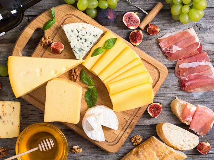 10+ Excellent Blue Cheese Substitutes for Cooking in 2024