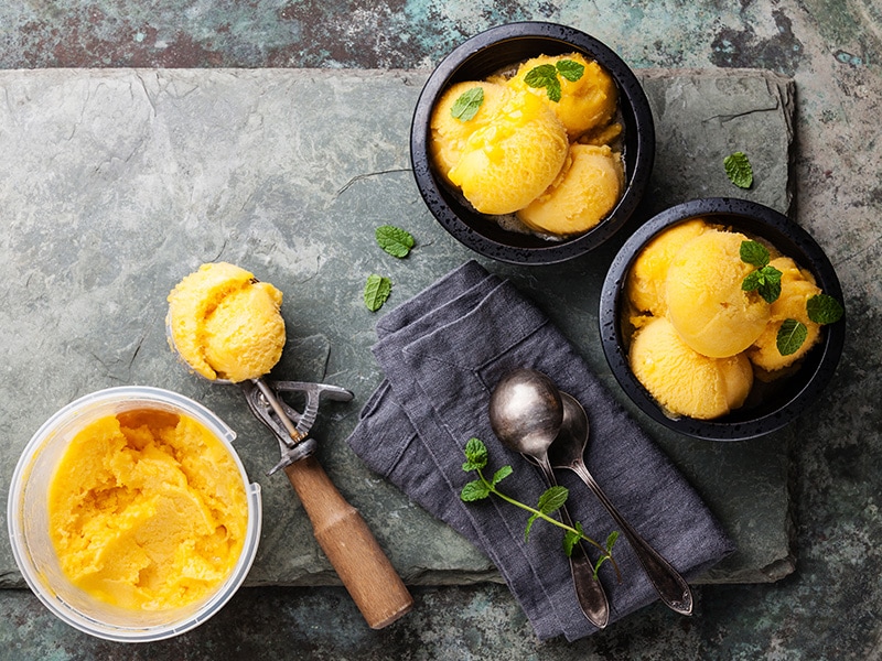 20 Best Thai Desserts (+ Wun Gati Bai Tuey/Pandan Coconut Jelly)