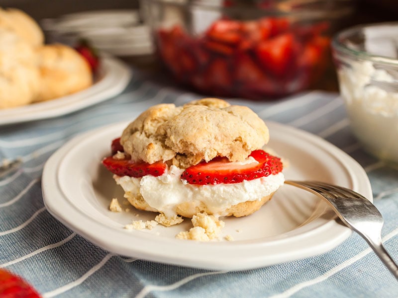 28 Best Bisquick Desserts For Sweet Lovers (+ Bisquick Chocolate Chip Bars)