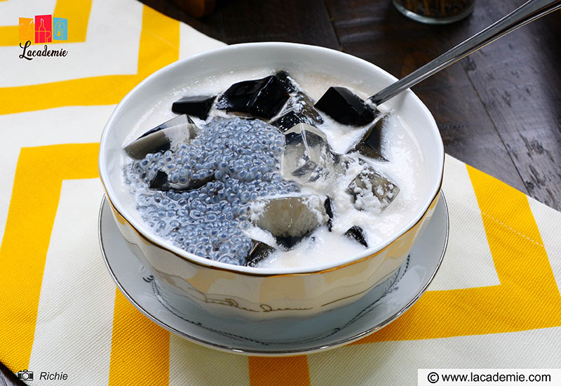 Grass Jelly With Basil Seed