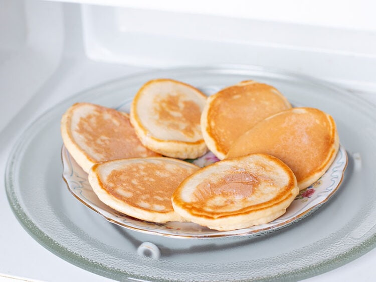How to Reheat Pancakes? The Ultimate Ways to Keep Them Fluffy 2024