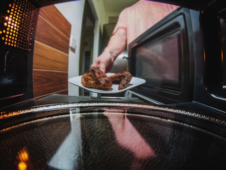 Can Aluminum Foil Go in the Microwave? Safe Cooking Tips 2024