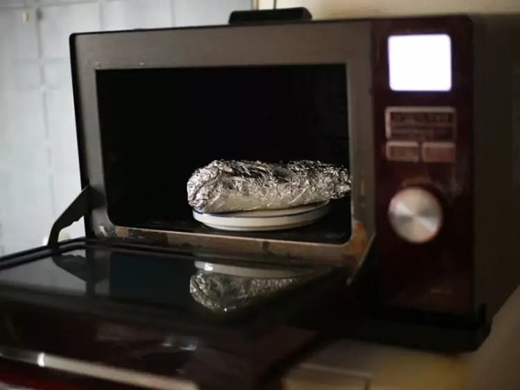 Can Aluminum Foil Go in the Microwave? Safe Cooking Tips 2024