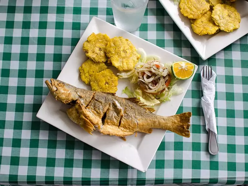 Pescado Frito Con Tajadas