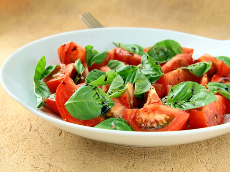 Basil vs. Mint Key Differences and Uses in 2024