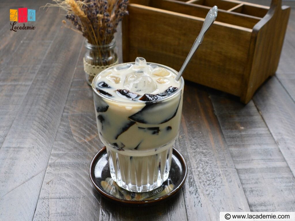 Sương Sáo Sữa Tươi – Grass Jelly and Milk Dessert