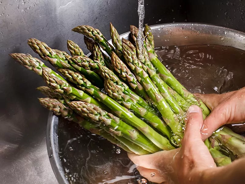 Clean Asparagus Eating