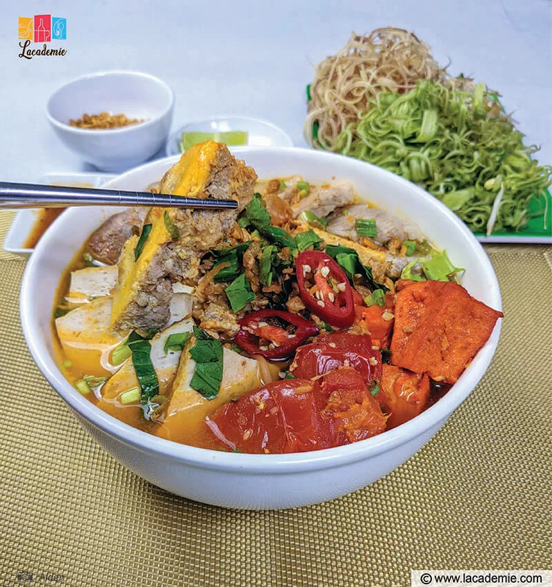 Vietnamese Crab Noodle Soup (Bún Riêu)