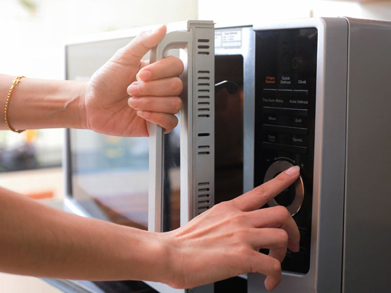 Can You Put Stainless Steel In The Microwave