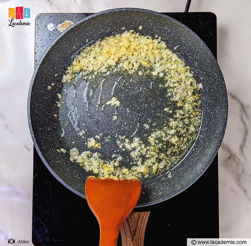 Fry The Chive Bulbs With Peanut Oil