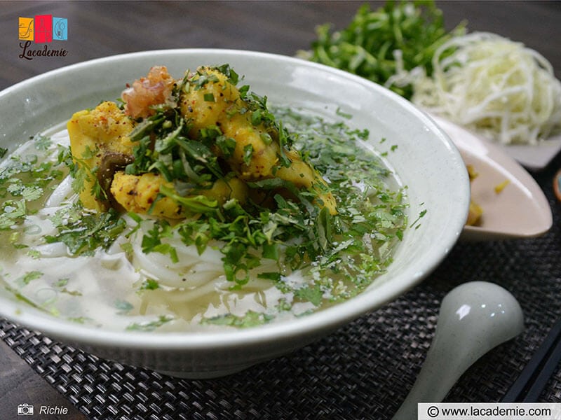 Vietnamese Thick Noodle Soup With Fish (Bánh Canh Cá Lóc)