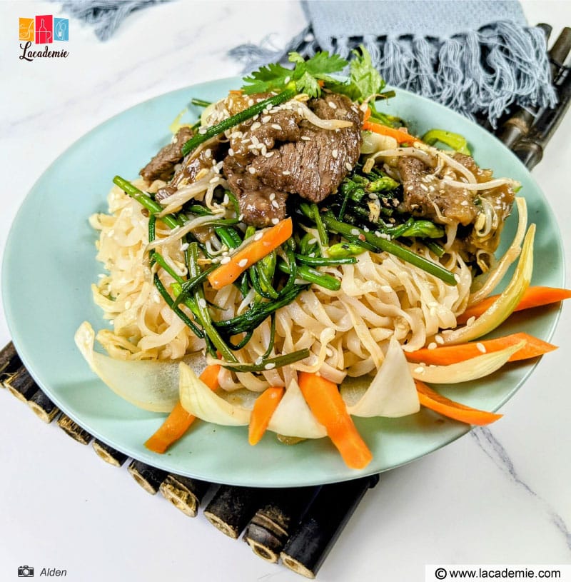 Stir Fried Rice Noodles With Beef