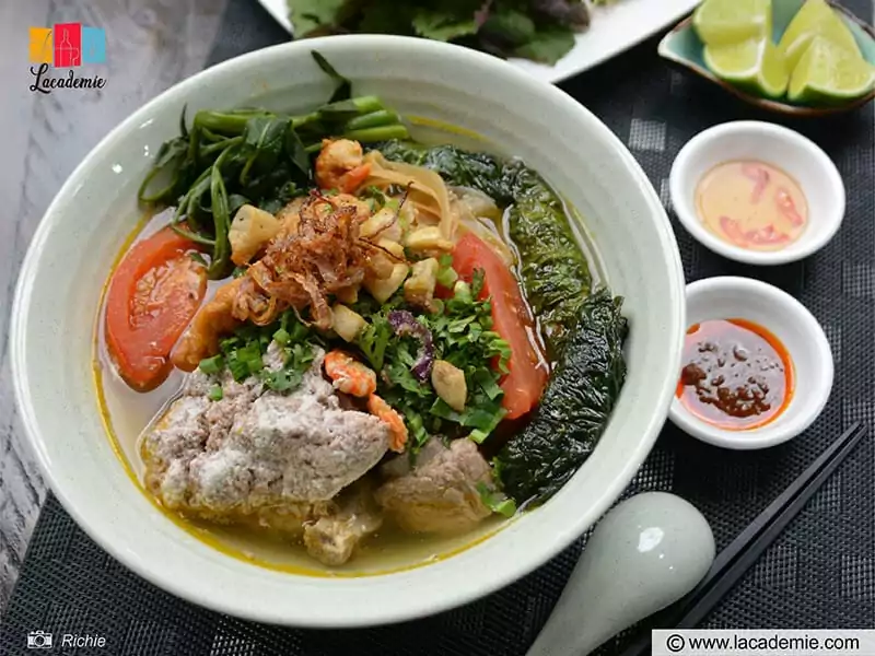 Vietnamese Rice Noodle Soup With Crab Meat (Bánh Đa Cua)