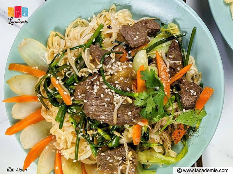 Vietnamese Stir-Fried Rice Noodles With Beef (Phở Xào Thịt Bò)