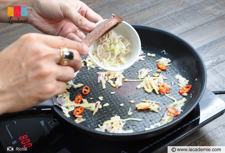 Fry The Minced Garlic And Shallots