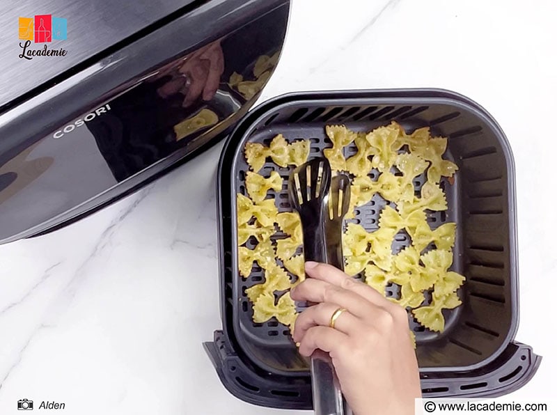 Spatula To Flip The Pasta